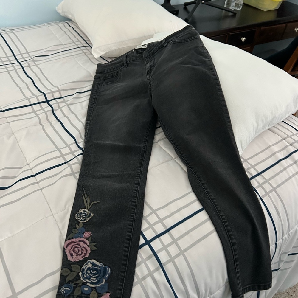 Artisan Ny Black Jeans with Floral Embroidery